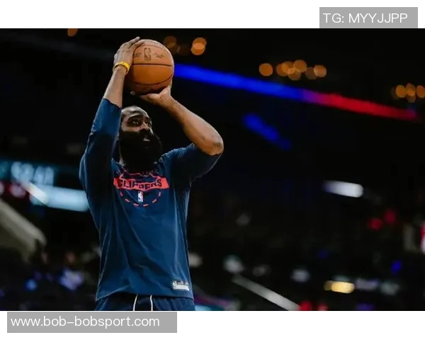 哈登半场表现低迷三分球失准球队外线哑火难以破局 哈登半场表现低迷三分球失准球队外线哑火难以破局