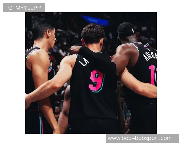 波杰姆斯基赛前与前队友维金斯重聚两人亲密拥抱温情互动